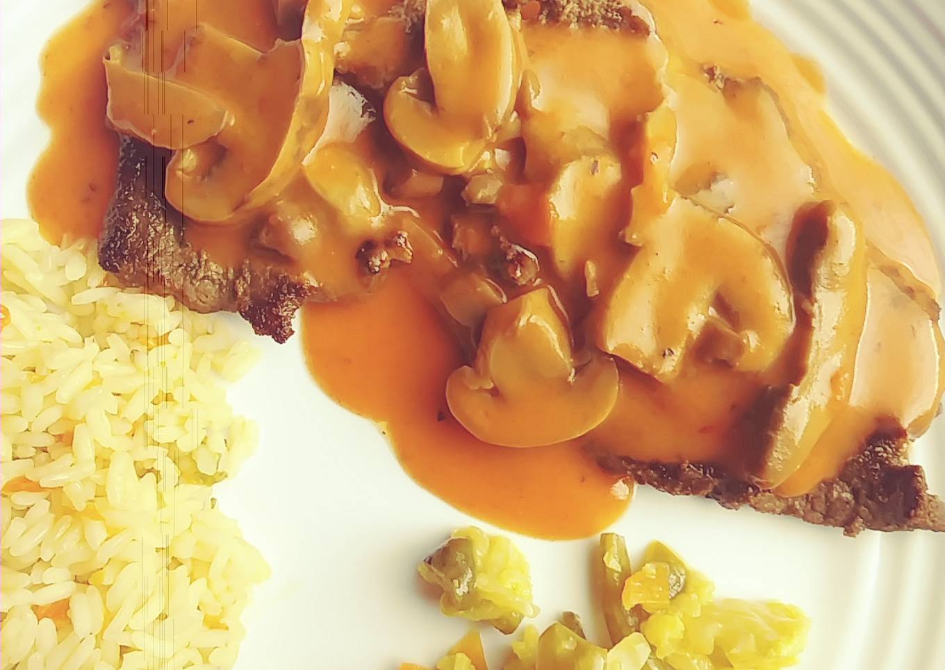 Filete de res con salsa de champiñones
