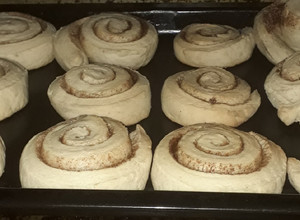 Una foto de Cinnamon roll o rollo de Canela