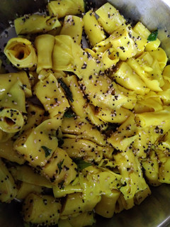 ખાંડવી, પાટુડી(khandvi Recipe In Gujarati) રેસીપી મુખ્ય ફોટો