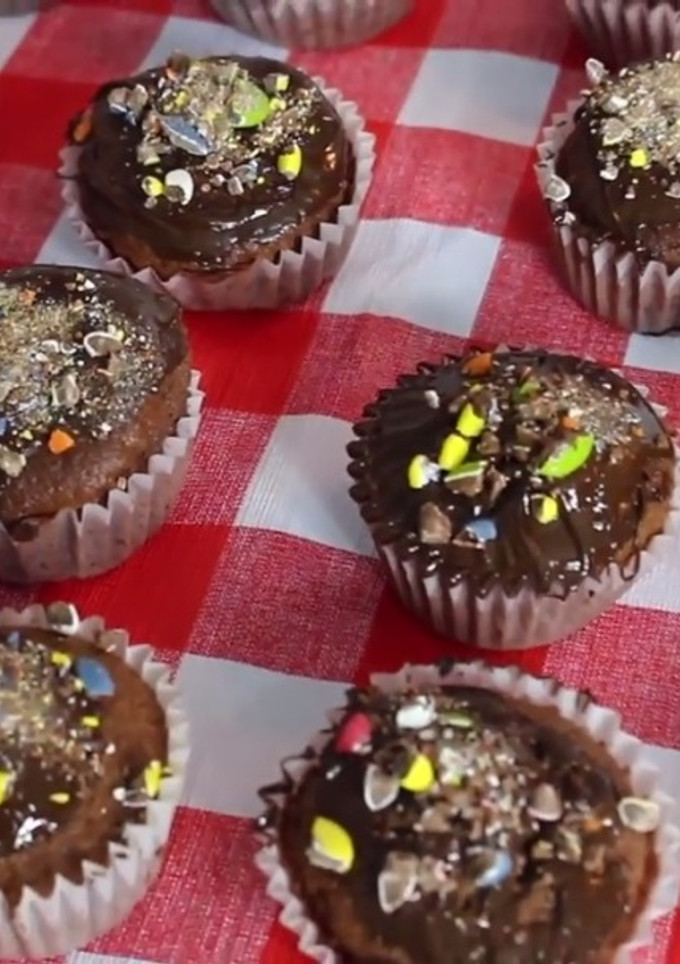 Una foto de Magdalenas de chocolate con lacasitos