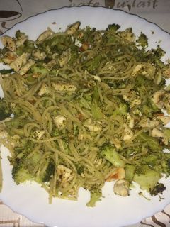 Una foto de Pasta con pechuga y brócoli