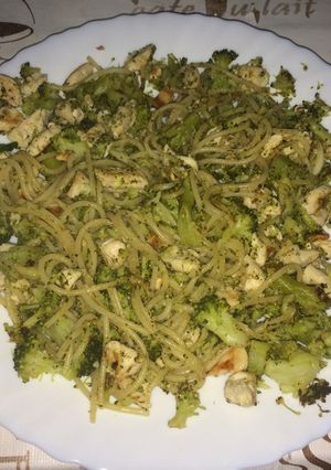Una foto de Pasta con pechuga y brócoli