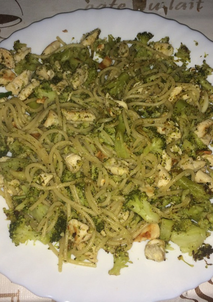 Una foto de Pasta con pechuga y brócoli