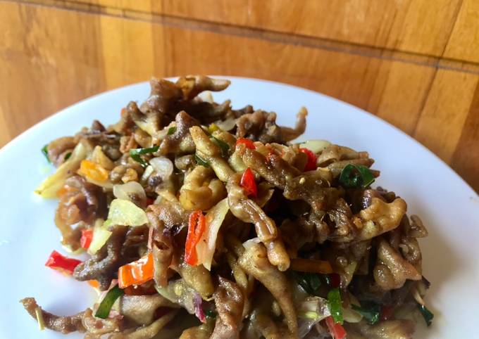 Langkah Mudah untuk Menyiapkan Tumis usus ayam daun jeruk Anti Gagal