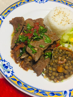 Una foto de Higadito con vegetales y lentejas guisada con Tocino vegetal!