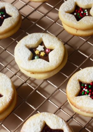 【COOKING BUBU】聖誕風夾心曲奇🎄｜Christmas Cookies✨｜クリスマス クッキー♪｜Homebakery ! 的食譜成品照片