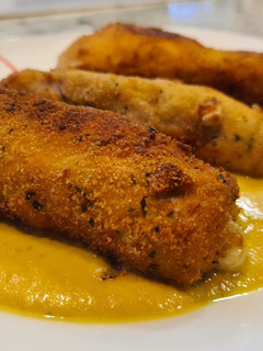Una foto de Rollitos de lomo con salsa de zanahoria y calabacín al curry