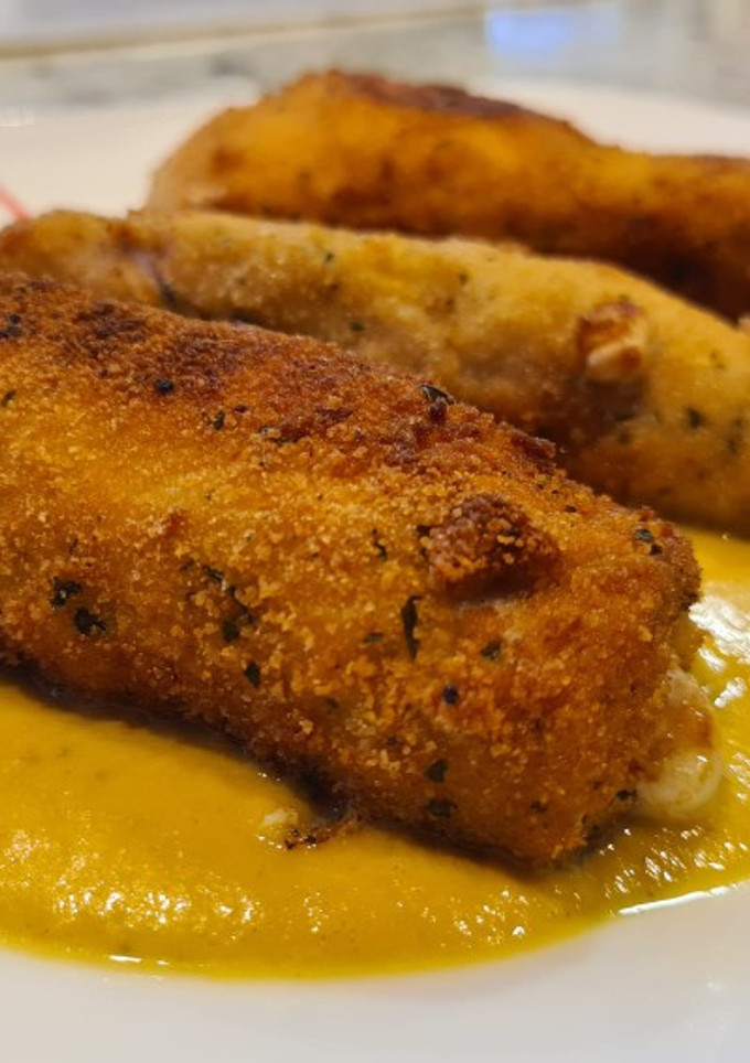Una foto de Rollitos de lomo con salsa de zanahoria y calabacín al curry