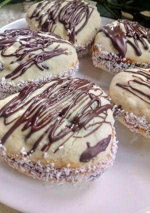 Una foto de Alfajorcitos de maicena con chips de chocolate