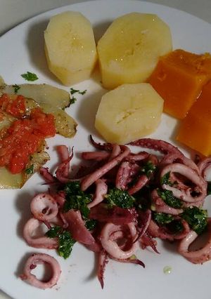 Una foto de Chipirones a la provenzal con papas, zapallo al vapor y cáscaras