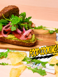 Una foto de Bocadillo B.A.C. - Bacón, Aguacate, Cebolla