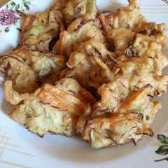 A picture of Bakwan goreng.