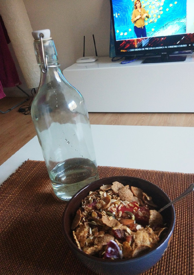 Una foto de Granola con yogurt griego y fruta de temporada