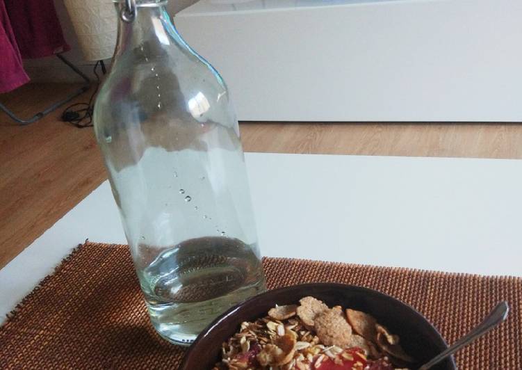 Granola con yogurt griego y fruta de temporada