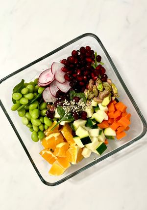 Una foto de Ensalada Nutritiva con Edamame, Zucchini y Zanahoria al Vapor