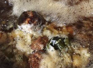 Hình của món Giải nhiệt với la hán quả nấu với lê, bông cúc và đường phèn cực mát.