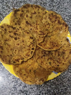 મેથી ની ભાજી ના આલુ પરાઠા (Methi Bhaji Aloo Paratha Recipe In Gujarati) રેસીપી મુખ્ય ફોટો