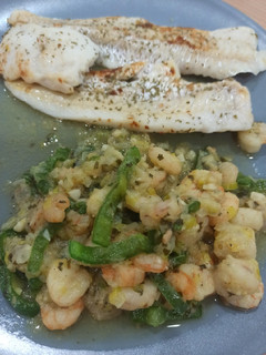Una foto de Salteado de gambitas 🦐 con merluza a la plancha🐟