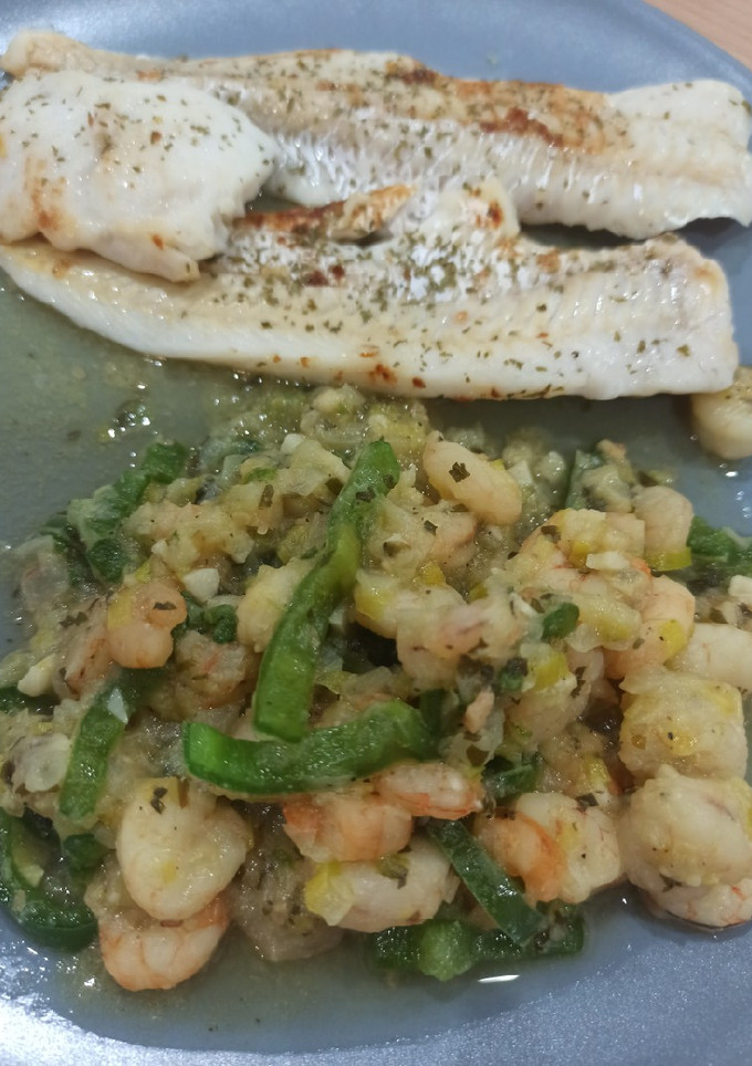 Una foto de Salteado de gambitas 🦐 con merluza a la plancha🐟