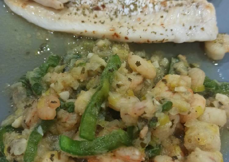 Salteado de gambitas 🦐 con merluza a la plancha🐟