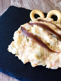 Una foto de Mi ensaladilla favorita con anchoas y picos (casi marineras)