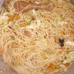 A picture of Spaghetti jollop with vegetables.