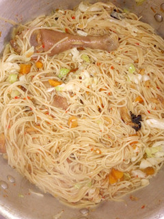 A picture of Spaghetti jollop with vegetables.