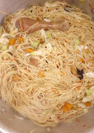 A picture of Spaghetti jollop with vegetables.