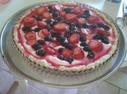 Una foto de tarta de chocolate y frambuesas