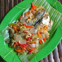 A picture of Pepes Peda Bumbu Iris.