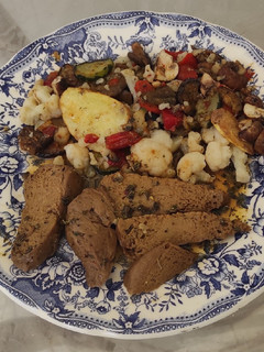 Una foto de Filetes seitán con braseado verduras y salsa de gyros griego