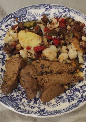Una foto de Filetes seitán con braseado verduras y salsa de gyros griego