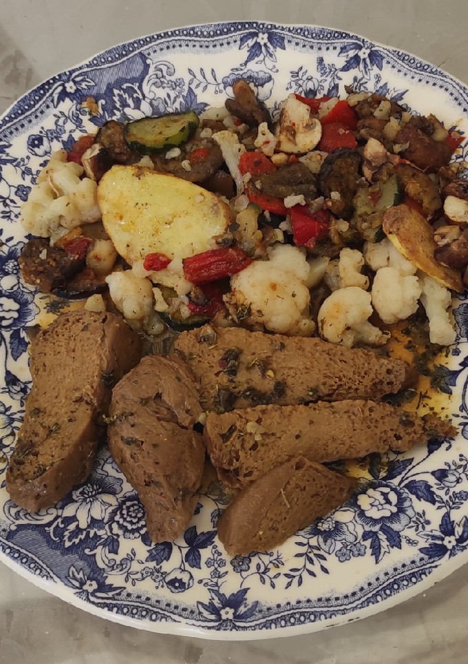 Una foto de Filetes seitán con braseado verduras y salsa de gyros griego