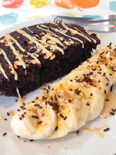 Una foto de Mug cake de avena y chocolate completo