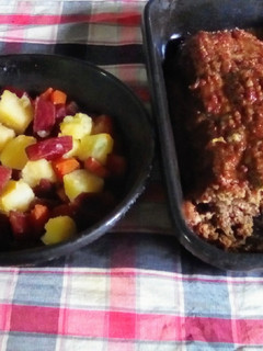 Una foto de Pan de carne "sabrocito"🥩 y ensalada tibia🥙