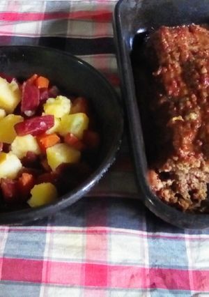 Una foto de Pan de carne "sabrocito"🥩 y ensalada tibia🥙