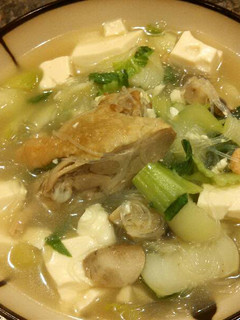A picture of Bok choy and silk tofu soup (with duck meat) 青菜豆腐鸭肉汤.