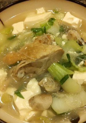 A picture of Bok choy and silk tofu soup (with duck meat) 青菜豆腐鸭肉汤.