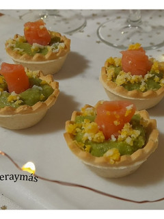 Una foto de Tartaletas de guacamole y salmón