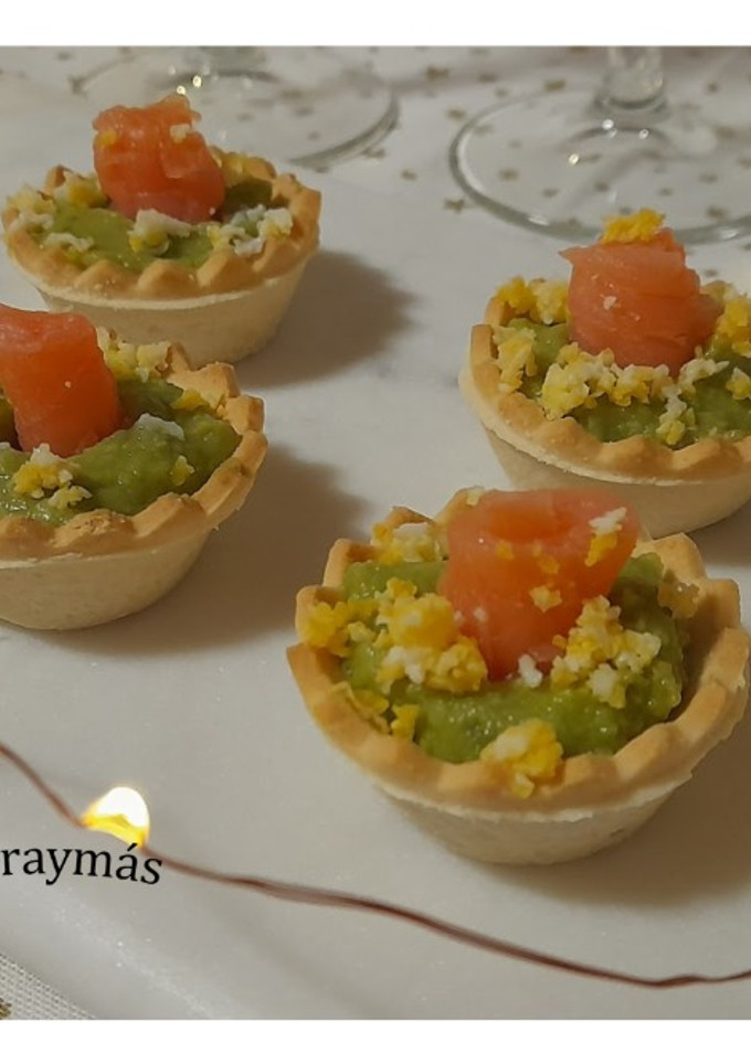 Una foto de Tartaletas de guacamole y salmón