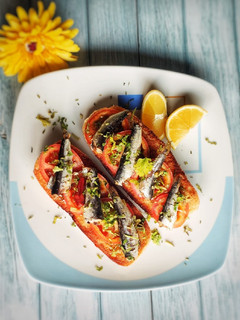 Una foto de Tostadas con sardinas picantes y chimichurri!