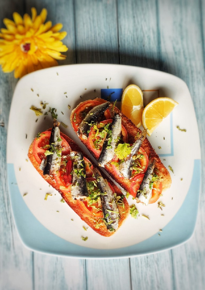Una foto de Tostadas con sardinas picantes y chimichurri!