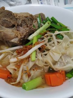 Hình của món Hoành thánh tôm thịt.