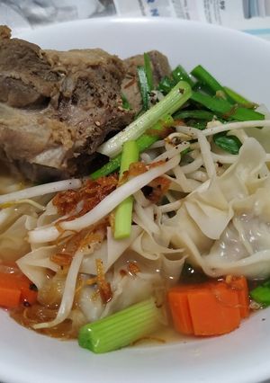 Hình của món Hoành thánh tôm thịt.