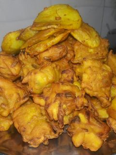 आलू और प्याज के पकौड़े (Aloo aur pyaz ke pakode recipe in Hindi) रेसिपी मुख्य फोटो
