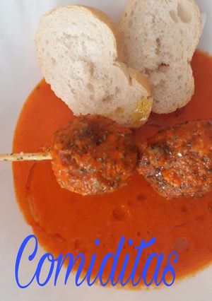 Una foto de Albóndigas de pescado en salsa