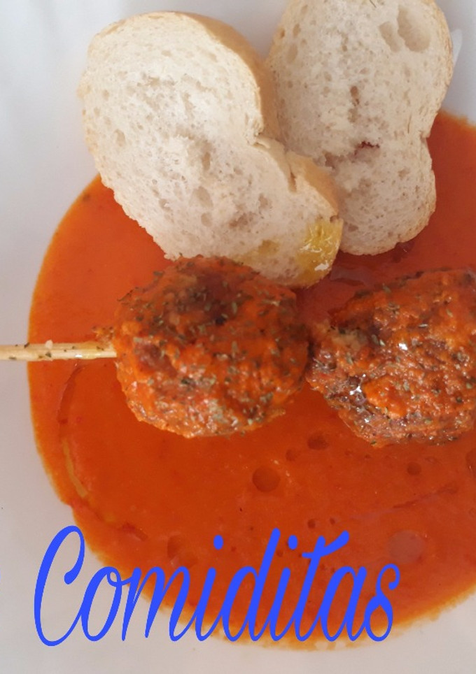 Una foto de Albóndigas de pescado en salsa