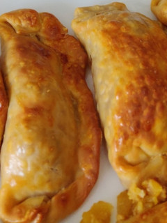 Una foto de Empanadillas de cebolla, manzana y queso al horno