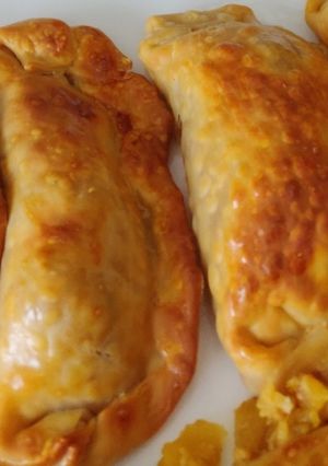 Una foto de Empanadillas de cebolla, manzana y queso al horno
