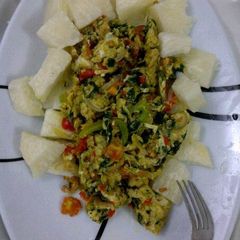 A picture of Scramble vegetable eggs and yam.